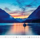 3, Mo 1 8 15 22 29, Di 2 9 16 23 30, So 7 14 21 28. Boot auf See bei Sonnenuntergang zwischen Bergen.