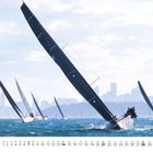 Kalender mit Segelbooten im Meer; März, Datumsangaben unten, Skyline im Hintergrund, mehrere Boote segeln.