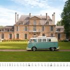 Der Kalender zeigt März mit zwei Sonntagen 7 und 14. Ein türkisfarbener VW-Bus parkt vor einem großen, eleganten Herrenhaus.