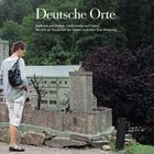 "Deutsche Orte" und Untertitel über Aufbruch, Einheit, Größenwahn. Frau betrachtet detailliertes Modell einer alten Burg.