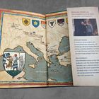 BERNHARD HENNEN und SAM FEUERBACH: Ein Autorenteam mit Mittelalter- und Fantasy-Romanen vor einer historischen Karte Europas.