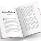 Kapitel 1: Victor. Text beginnt mit einer Einladung, sich zu setzen. Buchseiten mit mehr Text und floraler Umrandung.