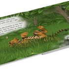 "Les, weiter geht's!" | Ein Tiger liegt entspannt im hohen Gras eines dichten Dschungels. Ein Schmetterling fliegt umher.