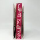 "REBELLIERST DU MIT?" steht in großen weißen Buchstaben auf dem pinken Buchrücken eines aufgeschlagenen Buches.