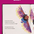 Texte: Auf der Suche nach dem Luftballon hat Amo eine Idee. "Lass uns so tun, als wären wir Vögel!" Mit ausgestreckten Armen rennen sie über den Spielplatz. Nummer 17. Ein Kind mit bunten Flügeln und welligem Haar fliegt freudig durch die Luft.