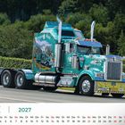 Kalenderblatt für März 2027. Ein türkisfarbener Truck mit Detailbemalung fährt auf Straße, umgeben von grünen Bäumen.