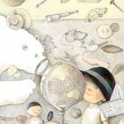 Ein Polarbär betrachtet mit einer Lupe einen Globus. Ein Kind mit Hut lächelt daneben. Verschiedene Objekte schweben umher.