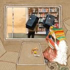 Zwei Personen tragen schwarze Kisten vor einem Bücherregal. Im Vordergrund sitzt eine Person mit bunter Mütze in einem Zugabteil.