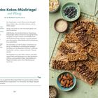 Rezept für Schoko-Kokos-Müsliriegel, Zutaten und Anleitung links. Rechts Müsliriegel, Nüsse und Honigschale.