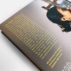 Text beschreibt Arik Brauer, Mitbegründer der Wiener Schule, Maler, Sänger und mehr.  Rechts ist Profille eines Mannes.