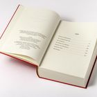 In einem aufgeschlagenen Buch steht der Inhalt mit Kapiteln wie "Notizen auf Manschetten" und "Der Meister und Margarita".