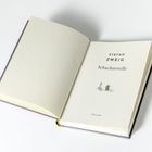 "Stefan Zweig: Schachnovelle. Anaconda." Ein aufgeschlagenes Buch in schlichtem Design.