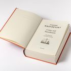 Offenes Buch mit den Texten: "Fyodor Dostoevsky", "Crime and Punishment", "Translated by Constance Garnett".