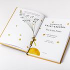 Titel: Antoine de Saint-Exupéry, The Little Prince. Illustration: Kleiner Prinz mit Vögeln, viele goldene Sterne.