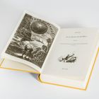 Links "Le Tour du Monde" über Illustration. Rechts "In 80 Tagen um die Welt" von Jules Verne. Buch in Gelb.