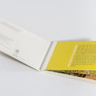 Gelber Hintergrund mit Text: "DIE WICHTELKINDER". Die Seite beschreibt eine Geschichte über Wichtelkinder im Wald.