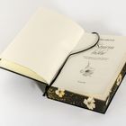 Text: "Emily Brontë STURMHÖHE" mit Illustration einer Blume. Buch mit elegantem, blumenverziertem Einband.