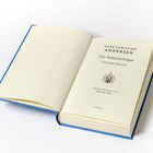 Titel: "Die Schneekönigin und andere Märchen" von Hans Christian Andersen. Geöffnetes Buch mit blauem Einband.