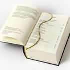 Offenes Buch mit Inhaltsverzeichnis des Alten Testaments und einem goldenen Lesebändchen.
