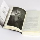 „Du bist...“, „Wunderschön.“ Ein Buchseite mit einer Illustration eines nachdenklichen Mannes. Kapitel 6: Cameron.