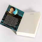 "TESS GERRITSEN Die Sommergäste" steht auf einer offenen Buchseite. Daneben eine Buchklappe mit einem Porträt und Text.