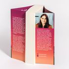 Texte beschreiben Figuren wie Reese Remington und Liz Tomforde. Ein Farbhintergrund, auffälliger Text und Foto einer Frau.