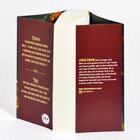 Text auf dunkelrotem Hintergrund, Zitate von "Caspen" und "Leo". Kurze Bio von Lindsay Straube. Symbol unten rechts.