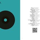 Links "Playlist" mit schwarzem Kreis auf türkisem Hintergrund. Rechts Titel- und Künstlerliste, unten QR-Code.