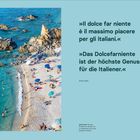 Zitat über "Dolcefarniente". Strandszene: Menschen und bunte Sonnenschirme, blaues Meer mit Felsen, entspannte Atmosphäre.