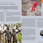 „Mythologie des Nordens“: Text über nordische Mythen, abgebildet sind Wikinger-Statuen, Felsritzungen und ein historisches Werkzeug.