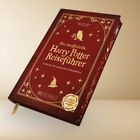 Text: "Südwestengland. Historische Orte, malerische Landschaften und Bilderbuchdörfer." "Die Kreuzgänge der Gloucester Cathedral dienten als Filmkulisse für Hogwarts." Ein gotischer Kreuzgang mit bunten Glasfenstern.