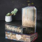 Text: "Booknerd", "Fantasy", Herz mit EKG-Linie. Zwei Bücher mit kreativen Buchfalten und eine kleine Sukkulente daneben.