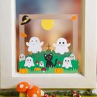 Niedliche Gespenster und Grabsteine mit "RIP", eine schwarze Katze, Kürbisse und Blätter in einem Fensterrahmen.