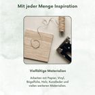 "Mit jeder Menge Inspiration. Vielfältige Materialien: Arbeiten mit Papier, Vinyl, Bügelfolie, Holz, Kunstleder." Ein Holzstück, Garn, Tacker.