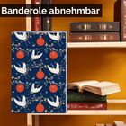 Text: "Banderole abnehmbar". Ein Regal mit Büchern und ein blaues Muster mit Kranichen und roten Kreisen.