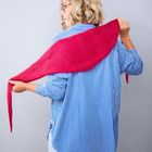 Keine Texte. Eine Person mit blondem Haar trägt ein blau-weiß gestreiftes Hemd und hält einen pinkfarbenen Schal.