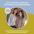 Das Bild zeigt zwei lächelnde Frauen in gestrickten Pullovern mit einem Logo links daneben.