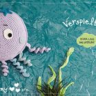 "Verspielte Krake", "Komm, lass uns spielen!", "Home is where my ♥♥ are." Gehäkelte Krake mit gewellten Tentakeln auf blauem Grund.