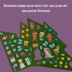 "Schmücke deinen Baum nach Lust und Laune mit den bunten Stickern!" zeigt Sticker mit Lebkuchenmännern, Geschenken, Bären und Kerzen.