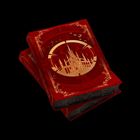 Zwei rote Bücher mit goldenen Verzierungen und einer Burgsilhouette; mittelalterliches Motiv.