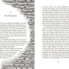Kapitel 4: "Das Eulenhaus". Ein Fließtext beschreibt eine Geschichte auf zwei Seiten, umgeben von einer gemalten Steinmauer.