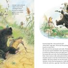 Links: „Als Igel wieder aufstand, nahm er einen Stock und begann damit, im Sand zu zeichnen – gerade Linien, Ecken und Kurven.“ Rechts: „Erstaunt fragte Bär: ‚Was machst du da?‘ ‚Einen Plan‘, sagte Igel. ‚Wenn das Haus gelingen soll, braucht es einen Plan.‘“ Illustration: Ein Igel und ein Bär, der Äste und Steine trägt.