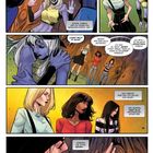 Eine blauhäutige Frau mit langen blonden Haaren interagiert besorgt mit anderen Frauen in einer waldähnlichen Umgebung.