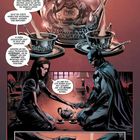 Talias Geheimbasis, Gotham City. Batman und eine Frau sitzen kniend mit einer Teekanne und Tassen, die Hände haltend.