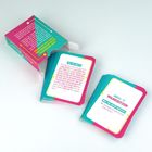 Karten mit Anleitungen: "Und so geht’s", "Duell #1 Wandsitzen", nötig: "eine Wand", mit buntem Kartenstapel.