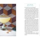 Yuzu Gin Fizz Rezepttext, Zutaten: 60 ml Gin, 15 ml Yuzusaft, 15 ml Zitronensaft, 15 ml Zuckersirup, 1 Eiweiß. Getränk schäumend.