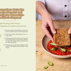 Texte: „Knuspriger Feta im Sesammantel auf würzigem Tomaten-Zwiebel-Ragout“, Rezeptanleitung links. Rechts: Hände servieren.