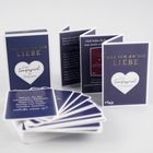 "Was ich an dir liebe. Das Fragespiel für Ehepaare" auf dunkelblauen Karten mit Herzen, in einem Fächer ausgelegt.