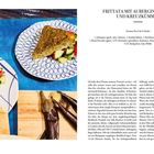 FRITTATA MIT AUBERGINEN, ZIMT UND KREUZKÜMMEL

Links Teller mit Frittata-Stück, Gemüse und Fladenbrot. Rechts Text und Rezept.