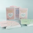 Ein Kartenspiel mit Kartenstapeln. Vorderseite: "Was ich an dir liebe: Das Fragespiel für Mama und Kind."